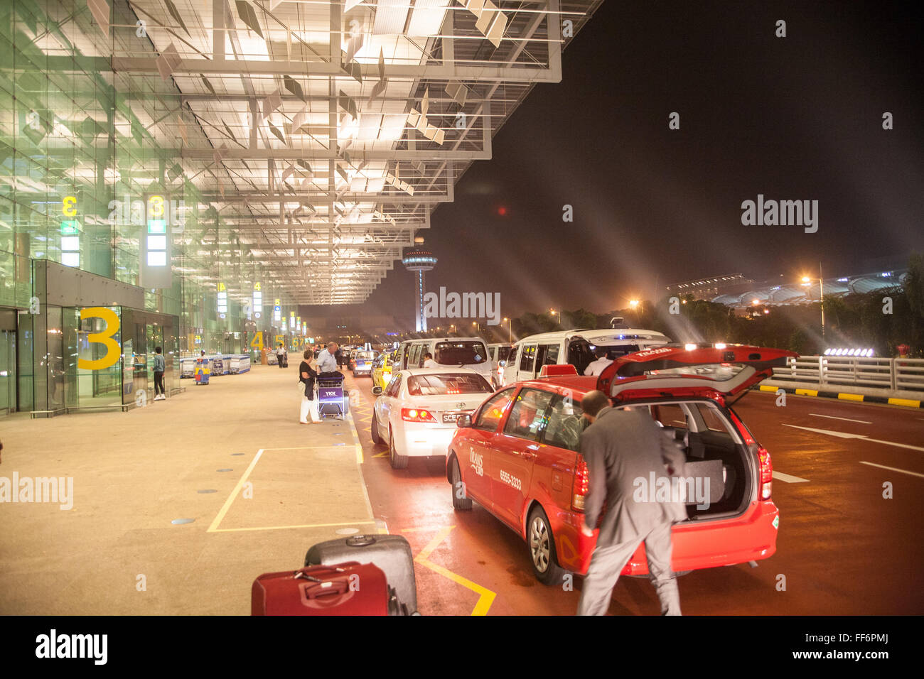 Parking gratuit,en,avant,de,construction,terminal,arrivant à l'aéroport,,de,PAR,un véhicule, voiture, taxi,,van,l'aéroport de Changi à Singapour,Asie,Asie,ville,pays,etat,, Banque D'Images