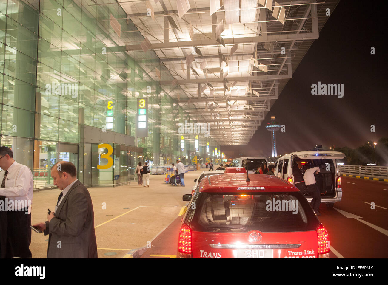 Parking gratuit,en,avant,de,construction,terminal,arrivant à l'aéroport,,de,PAR,un véhicule, voiture, taxi,,van,l'aéroport de Changi à Singapour,Asie,Asie,ville,pays,etat,, Banque D'Images