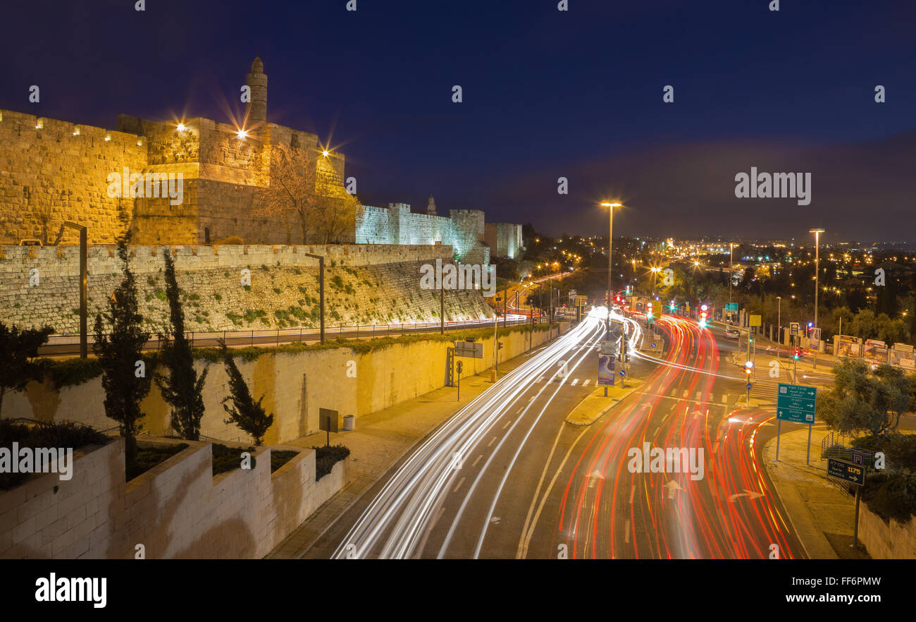 Jérusalem, Israël - 4 mars, 2015 : La tour de David et de l'ouest de la vieille ville fortifiée au crépuscule Banque D'Images