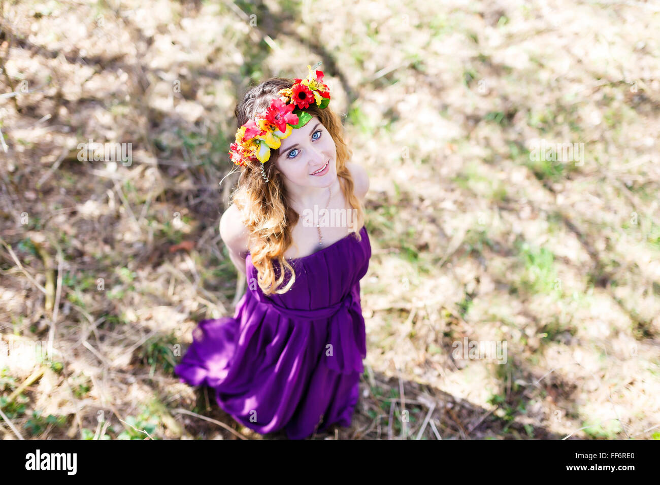 Portrait d'une belle jeune fille avec des fleurs dans ses cheveux au printemps Banque D'Images