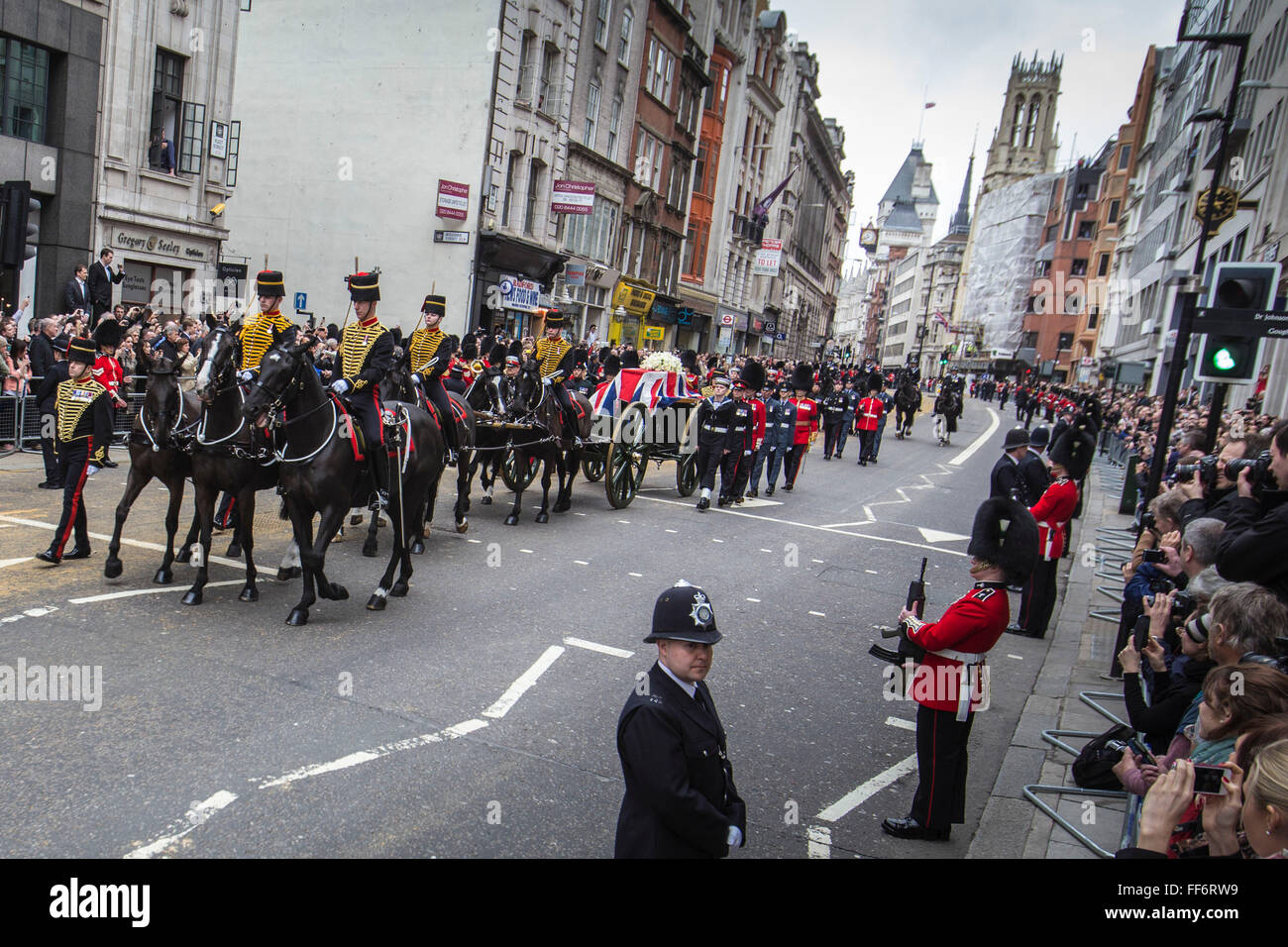 Le cercueil de la baronne thatcher passe le long de la rue de la flotte sur la route de la cathédrale St Paul où ses obsèques ont eu lieu. 17 avril 2013. Londres, Royaume-Uni. Banque D'Images