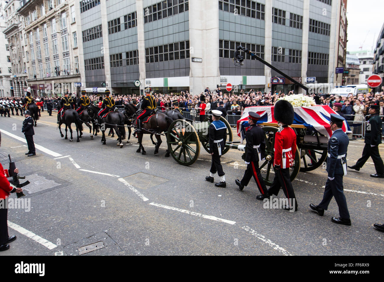 Le cercueil de la baronne thatcher passe le long de la rue de la flotte sur la route de la cathédrale St Paul où ses obsèques ont eu lieu. 17 avril 2013. Londres, Royaume-Uni. Banque D'Images