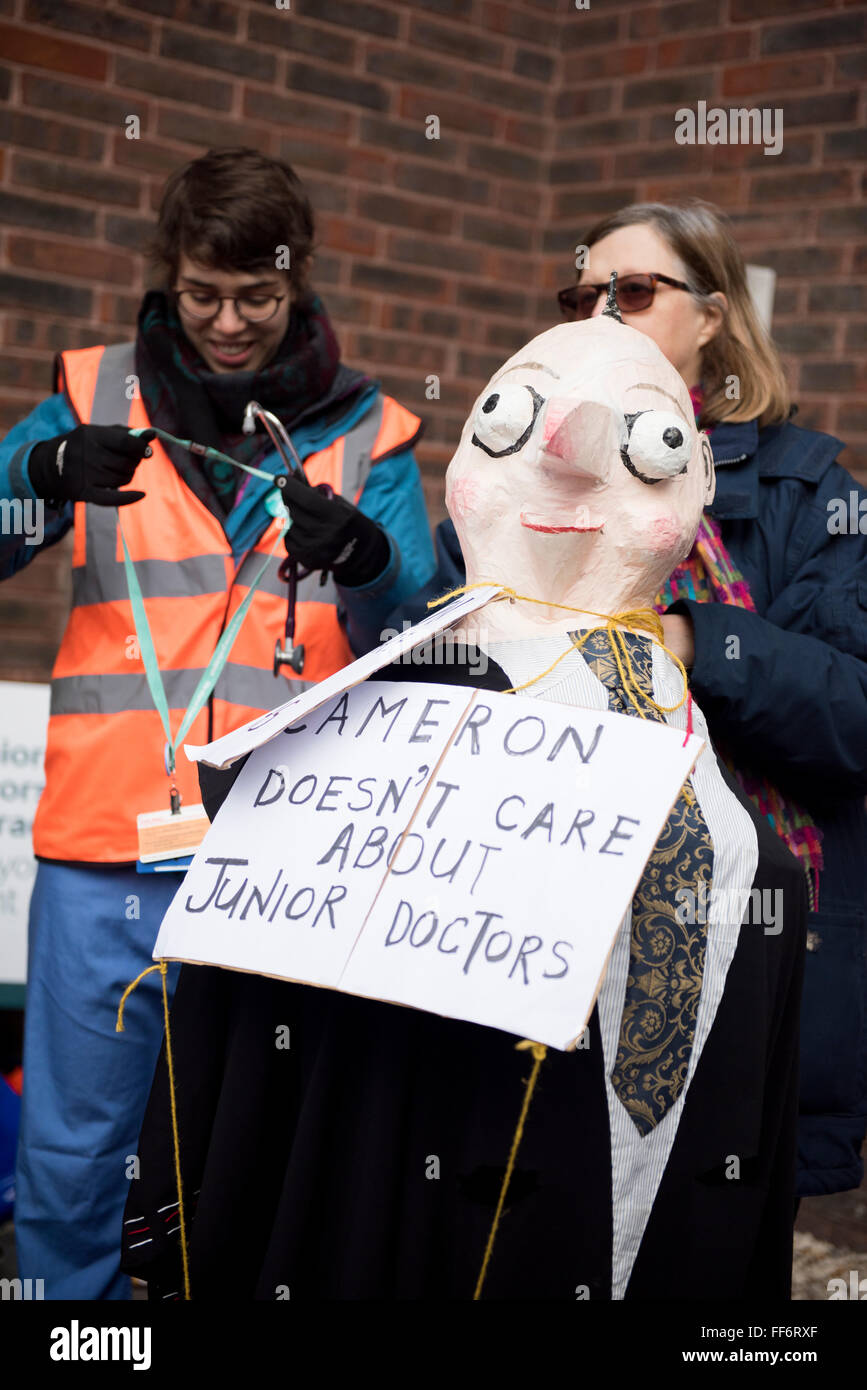 Londres, Royaume-Uni. 10 février 2016. Les médecins sur une grève de 24 heures à l'extérieur de l'Hôpital Universitaire de Newham, à l'Est de Londres. Credit : ZEN - Zaneta Razaite / Alamy Live News Banque D'Images