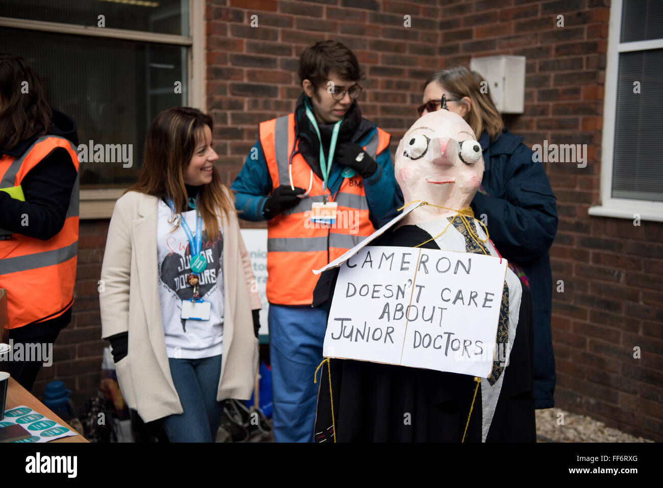 Londres, Royaume-Uni. 10 février 2016. Les médecins sur une grève de 24 heures à l'extérieur de l'Hôpital Universitaire de Newham, à l'Est de Londres. Credit : ZEN - Zaneta Razaite / Alamy Live News Banque D'Images