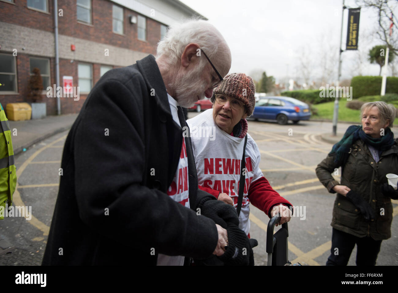 Londres, Royaume-Uni. 10 février 2016. Les médecins sur une grève de 24 heures à l'extérieur de l'Hôpital Universitaire de Newham, à l'Est de Londres. Credit : ZEN - Zaneta Razaite / Alamy Live News Banque D'Images