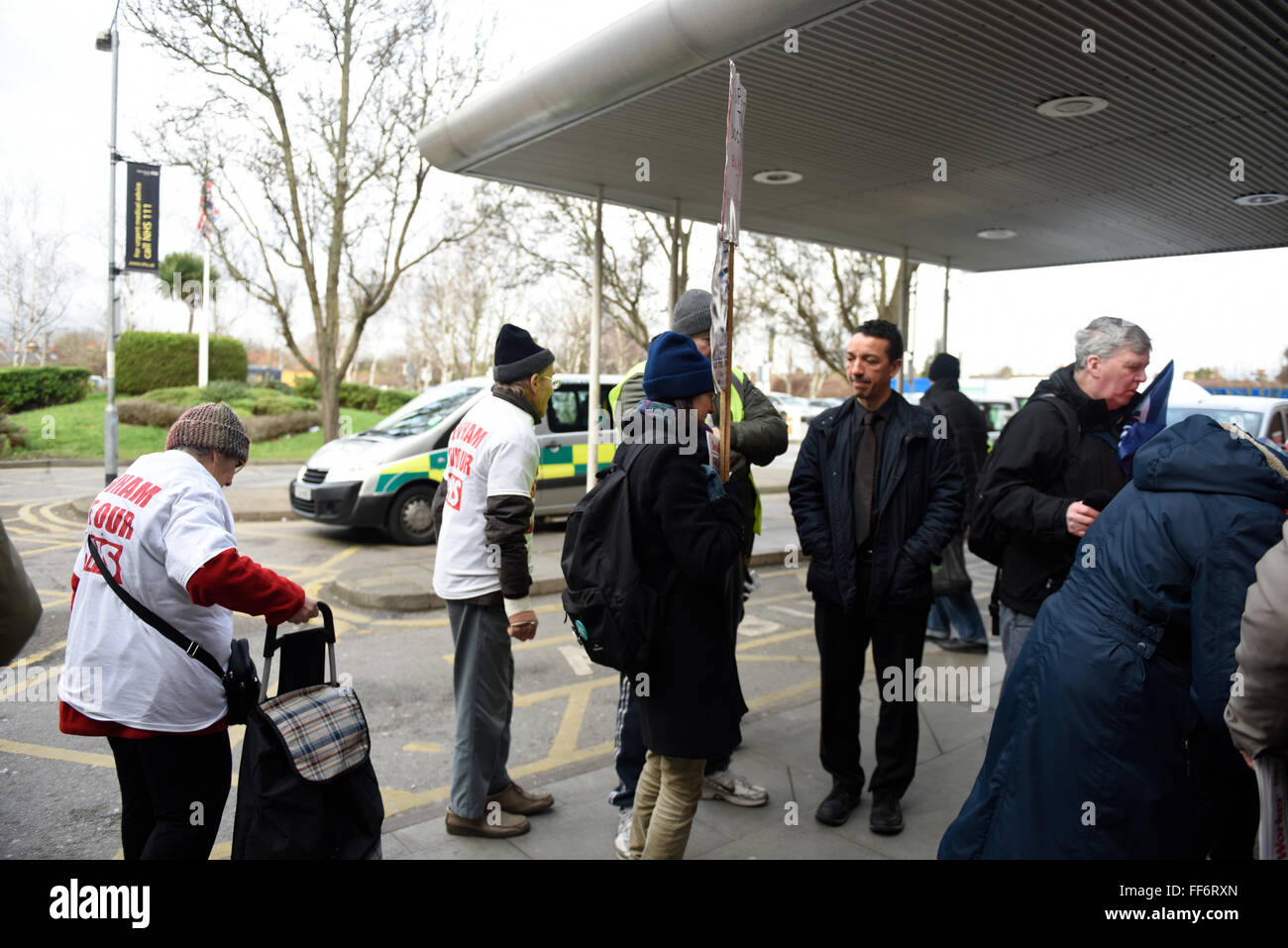 Londres, Royaume-Uni. 10 février 2016. Les médecins sur une grève de 24 heures à l'extérieur de l'Hôpital Universitaire de Newham, à l'Est de Londres. Credit : ZEN - Zaneta Razaite / Alamy Live News Banque D'Images