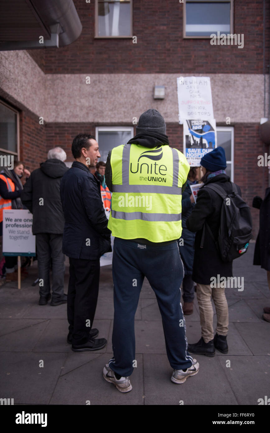 Londres, Royaume-Uni. 10 février 2016. Les médecins sur une grève de 24 heures à l'extérieur de l'Hôpital Universitaire de Newham, à l'Est de Londres. Credit : ZEN - Zaneta Razaite / Alamy Live News Banque D'Images