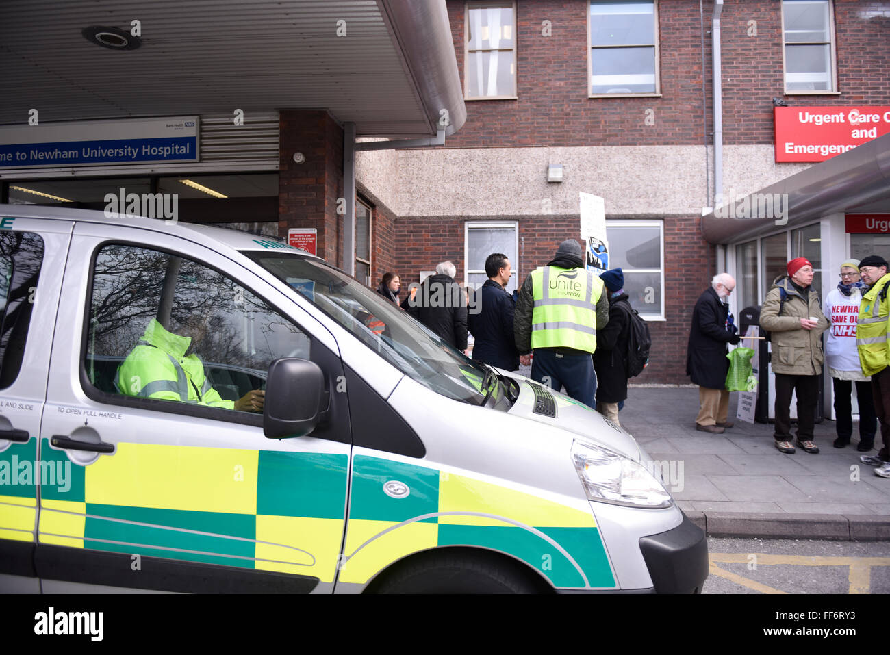 Londres, Royaume-Uni. 10 février 2016. Les médecins sur une grève de 24 heures à l'extérieur de l'Hôpital Universitaire de Newham, à l'Est de Londres. Credit : ZEN - Zaneta Razaite / Alamy Live News Banque D'Images