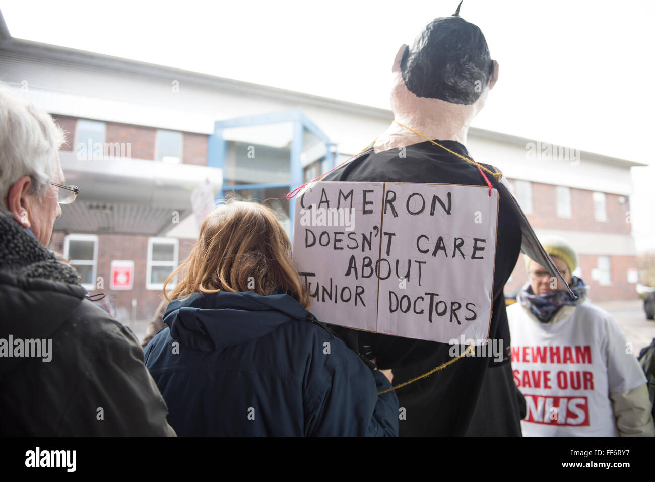 Londres, Royaume-Uni. 10 février 2016. Les médecins sur une grève de 24 heures à l'extérieur de l'Hôpital Universitaire de Newham, à l'Est de Londres. Credit : ZEN - Zaneta Razaite / Alamy Live News Banque D'Images