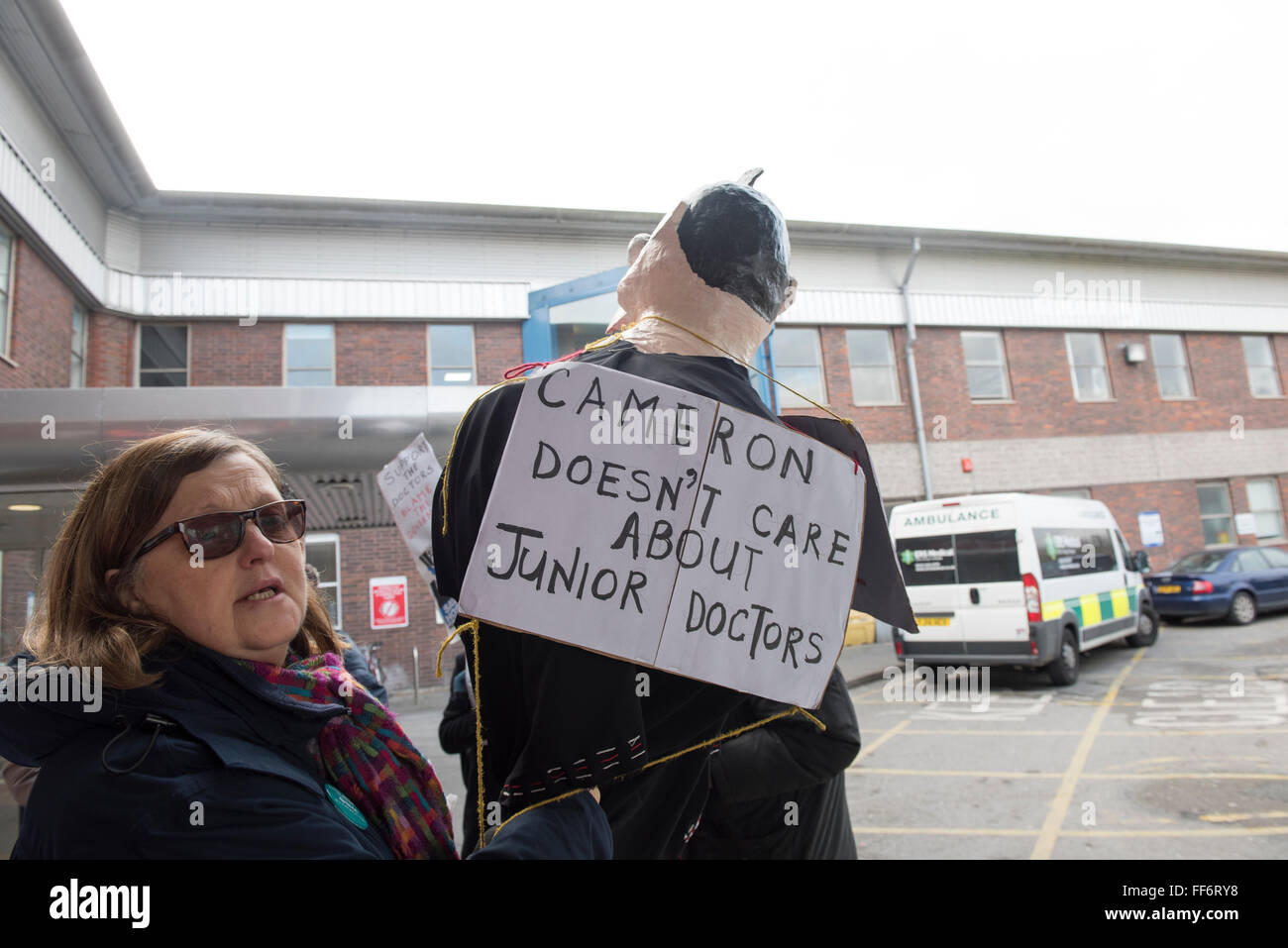 Londres, Royaume-Uni. 10 février 2016. Les médecins sur une grève de 24 heures à l'extérieur de l'Hôpital Universitaire de Newham, à l'Est de Londres. Credit : ZEN - Zaneta Razaite / Alamy Live News Banque D'Images