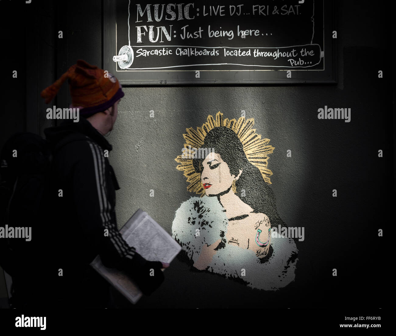 Londres, Royaume-Uni. 11 Février, 2016. Amy Winehouse murale sur mur de la Comte de Camden Road, pub, Camden Town Crédit : Guy Josse/Alamy Live News Banque D'Images