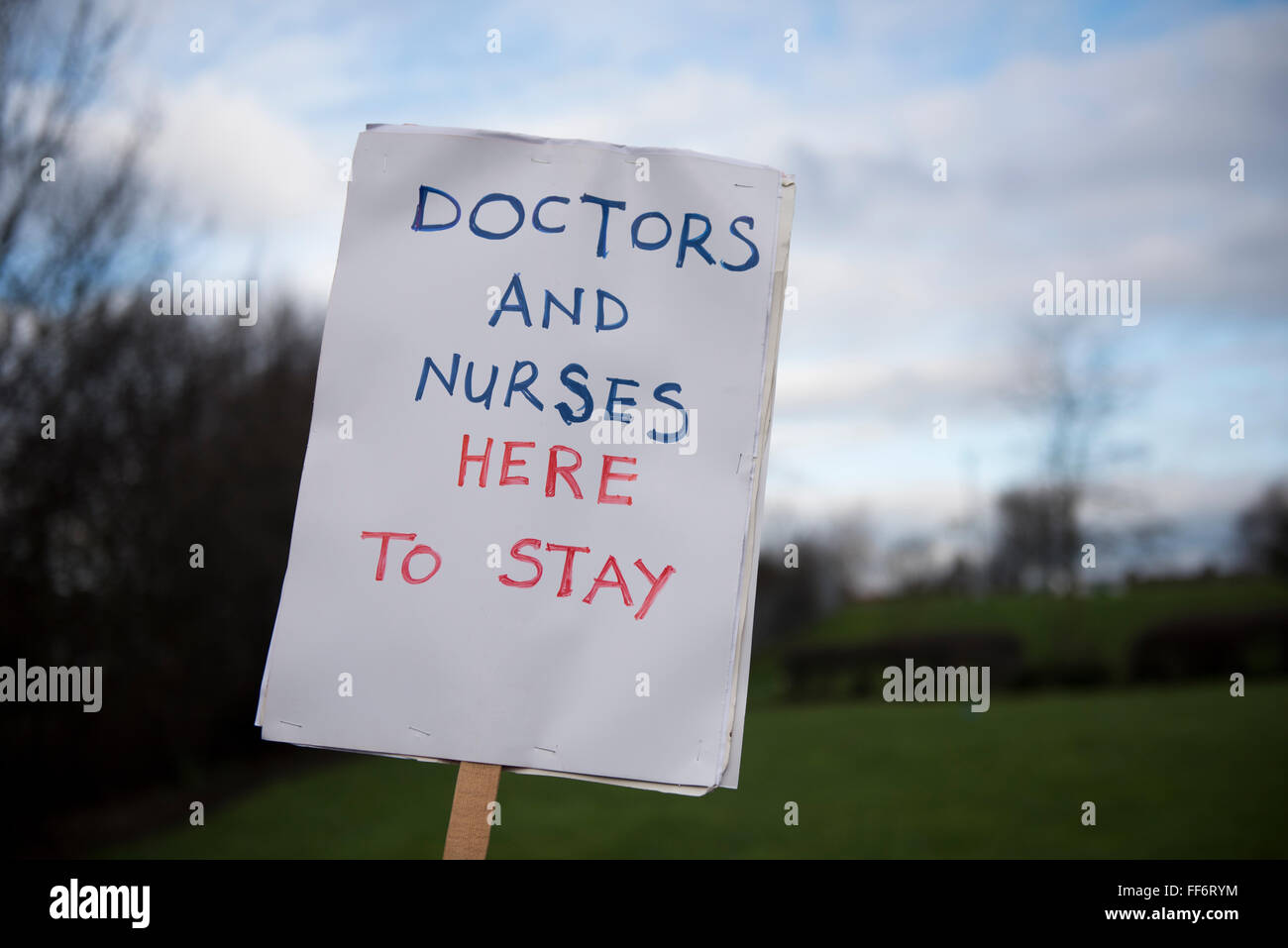 Londres, Royaume-Uni. 10 février 2016. Les médecins sur une grève de 24 heures à l'extérieur de l'Hôpital Universitaire de Newham, à l'Est de Londres. Credit : ZEN - Zaneta Razaite / Alamy Live News Banque D'Images