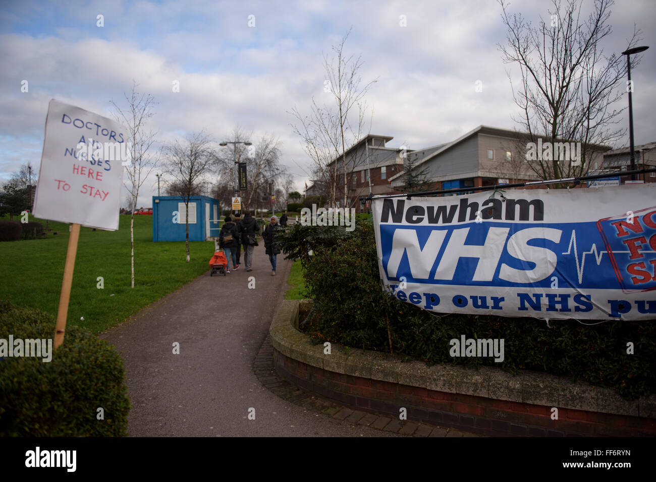 Londres, Royaume-Uni. 10 février 2016. Les médecins sur une grève de 24 heures à l'extérieur de l'Hôpital Universitaire de Newham, à l'Est de Londres. Credit : ZEN - Zaneta Razaite / Alamy Live News Banque D'Images