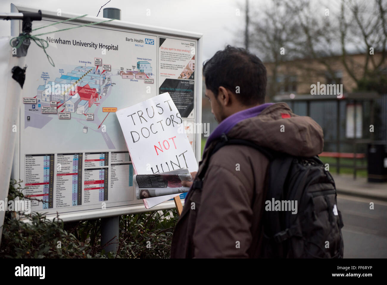 Londres, Royaume-Uni. 10 février 2016. Les médecins sur une grève de 24 heures à l'extérieur de l'Hôpital Universitaire de Newham, à l'Est de Londres. Credit : ZEN - Zaneta Razaite / Alamy Live News Banque D'Images