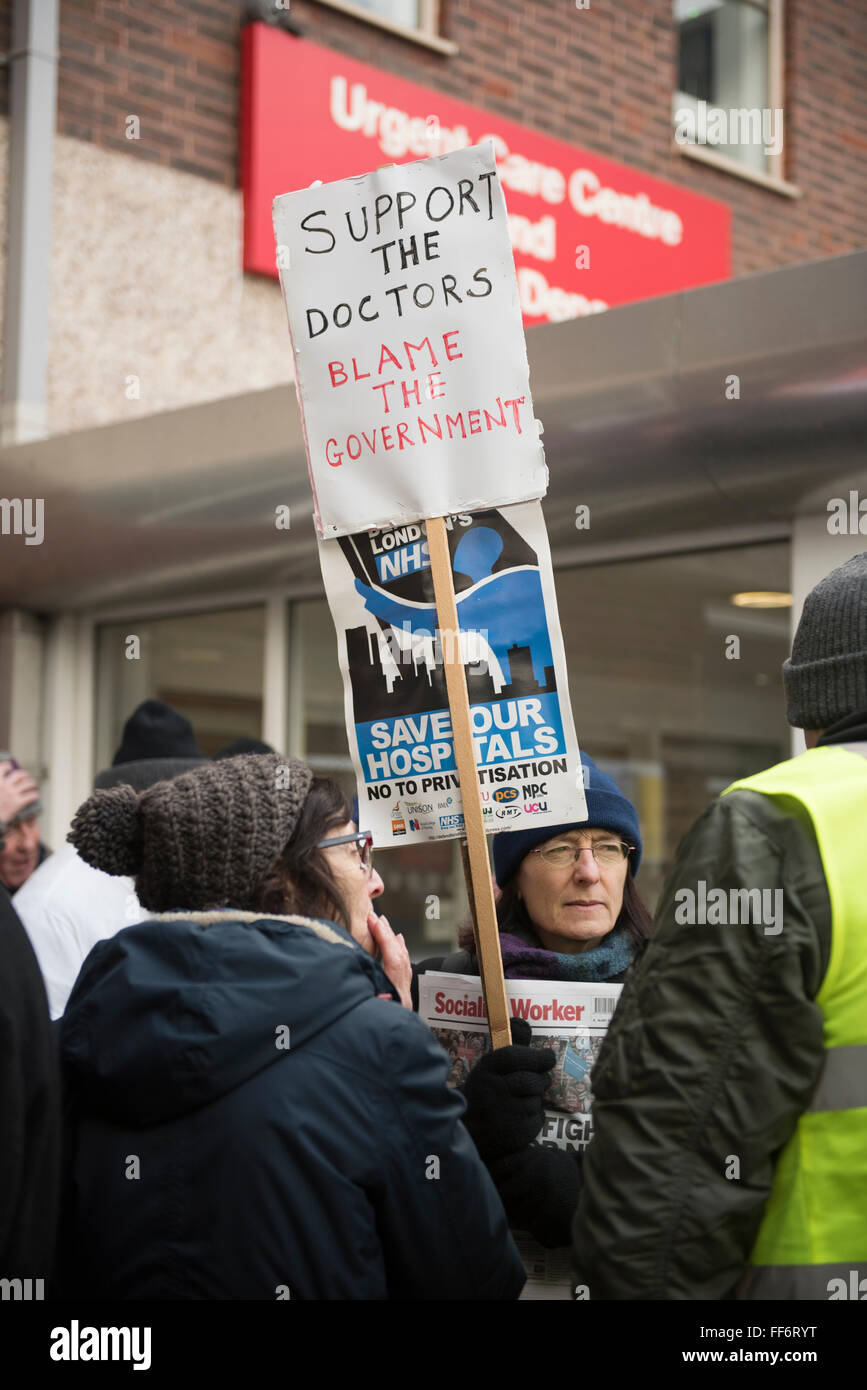 Londres, Royaume-Uni. 10 février 2016. Les médecins sur une grève de 24 heures à l'extérieur de l'Hôpital Universitaire de Newham, à l'Est de Londres. Credit : ZEN - Zaneta Razaite / Alamy Live News Banque D'Images