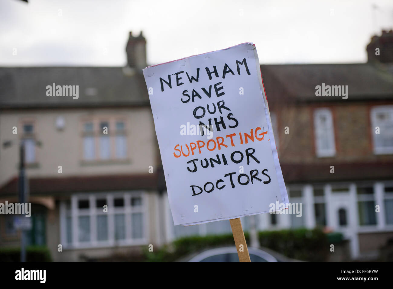 Londres, Royaume-Uni. 10 février 2016. Les médecins sur une grève de 24 heures à l'extérieur de l'Hôpital Universitaire de Newham, à l'Est de Londres. Credit : ZEN - Zaneta Razaite / Alamy Live News Banque D'Images