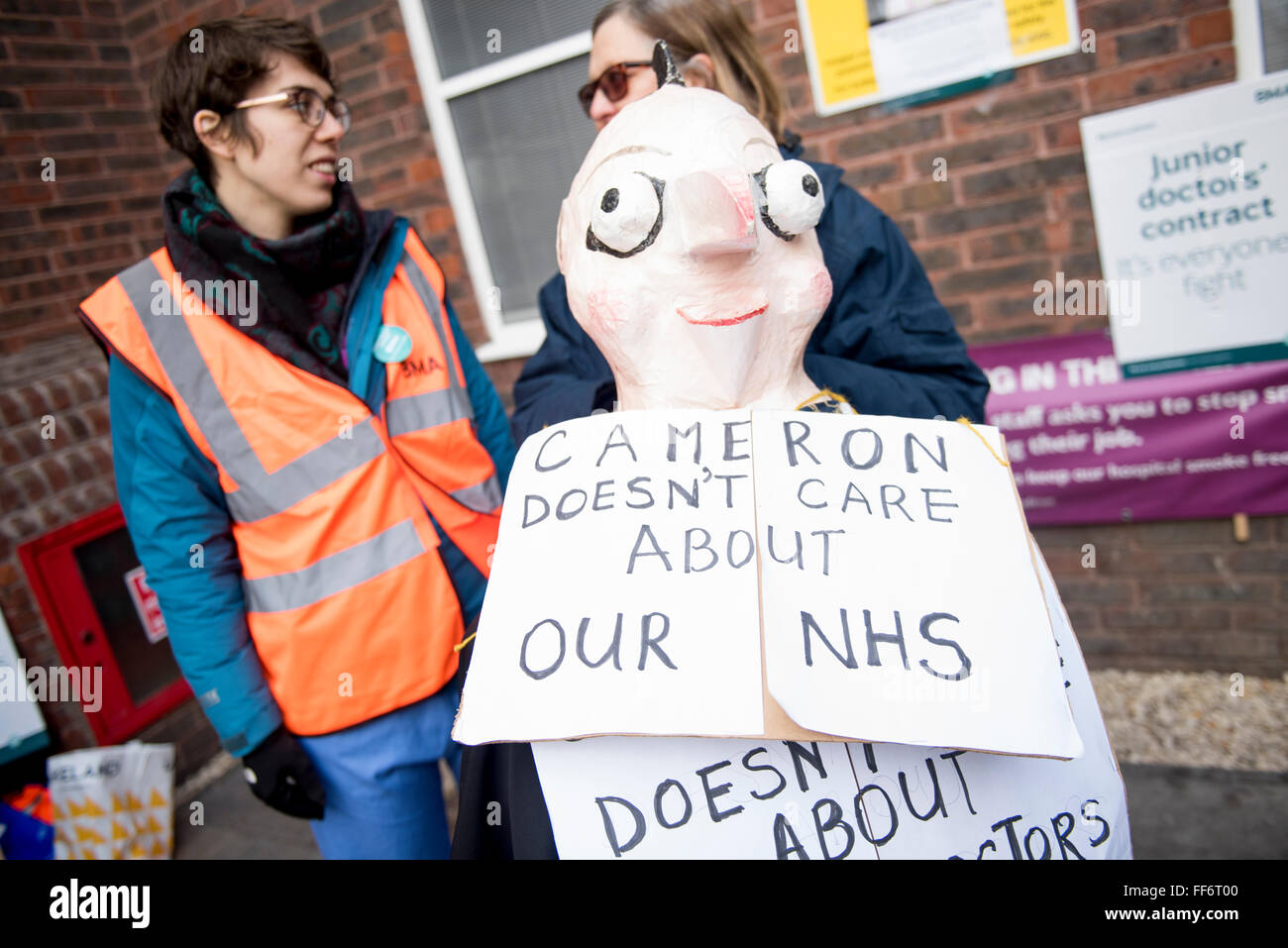 Londres, Royaume-Uni. 10 février 2016. Les médecins sur une grève de 24 heures à l'extérieur de l'Hôpital Universitaire de Newham, à l'Est de Londres. Credit : ZEN - Zaneta Razaite / Alamy Live News Banque D'Images