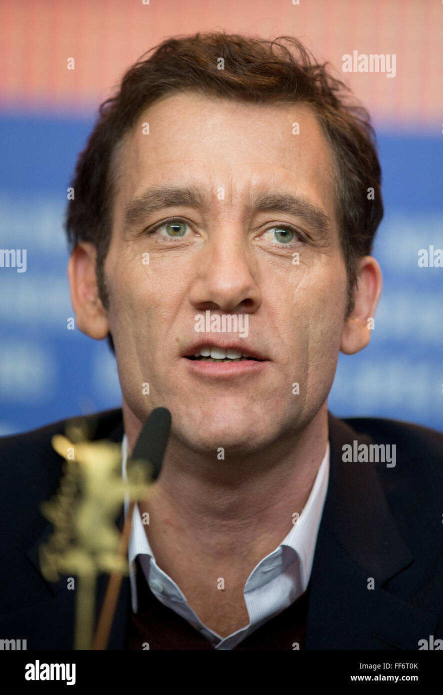 Berlin, Allemagne. Feb 11, 2016. 66e Festival International du Film de Berlin, Allemagne, 11 février 2016. Membre du jury Clive Owen (Grande-Bretagne) lors d'une conférence de presse. La Berlinale se déroule du 11 février au 21 février 2016. Photo : KAY NIETFELD/dpa/Alamy Live News Banque D'Images