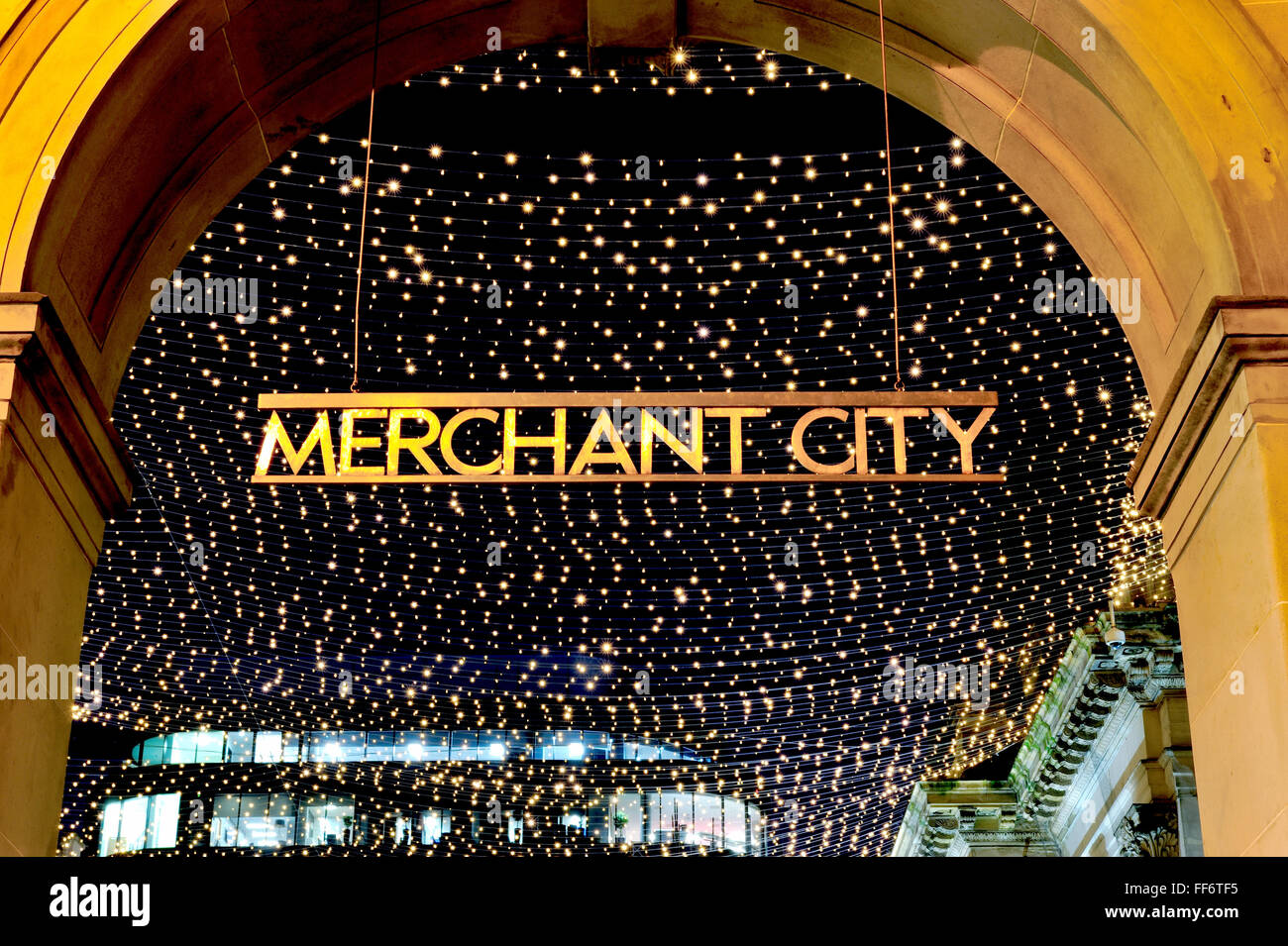 Le Merchant City sign in Royal Exchange Square, Glasgow city centre, éclairé la nuit contre une toile de scintillement. Banque D'Images
