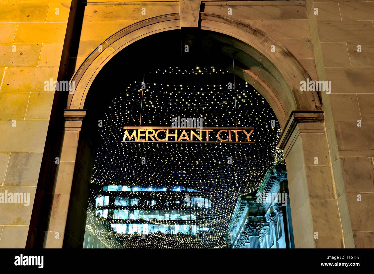 Le Merchant City sign in Royal Exchange Square, Glasgow city centre, éclairé la nuit contre une toile de scintillement. Banque D'Images