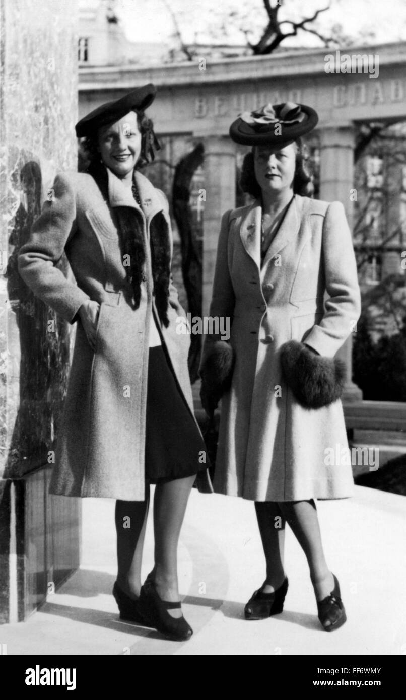 Mode, années 1930, mode pour femmes, deux femmes avec chapeau et manteau,  1939, droits supplémentaires-Clearences-non disponible Photo Stock - Alamy