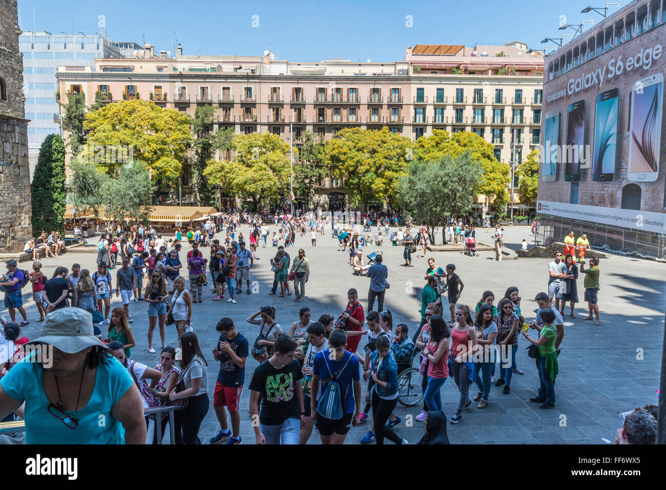Les gens marchent à côté de la cathédrale de Barcelone, Catalogne, Espagne Banque D'Images