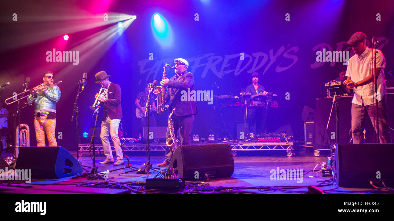 Fat Freddy's Drop (Nouvelle-Zélande) d'effectuer de grandes foules dans le Siam tente. 2014, WOMAD festival des musiques du monde et danse, Charlton Park, Wiltshire. UK. Banque D'Images Fat Freddy's Drop (Nouvelle-Zélande) d'effectuer de grandes foules dans le Siam tente. 2014, WOMAD festival des musiques du monde et danse, Charlton Park, Wiltshire. UK. Banque D'Images