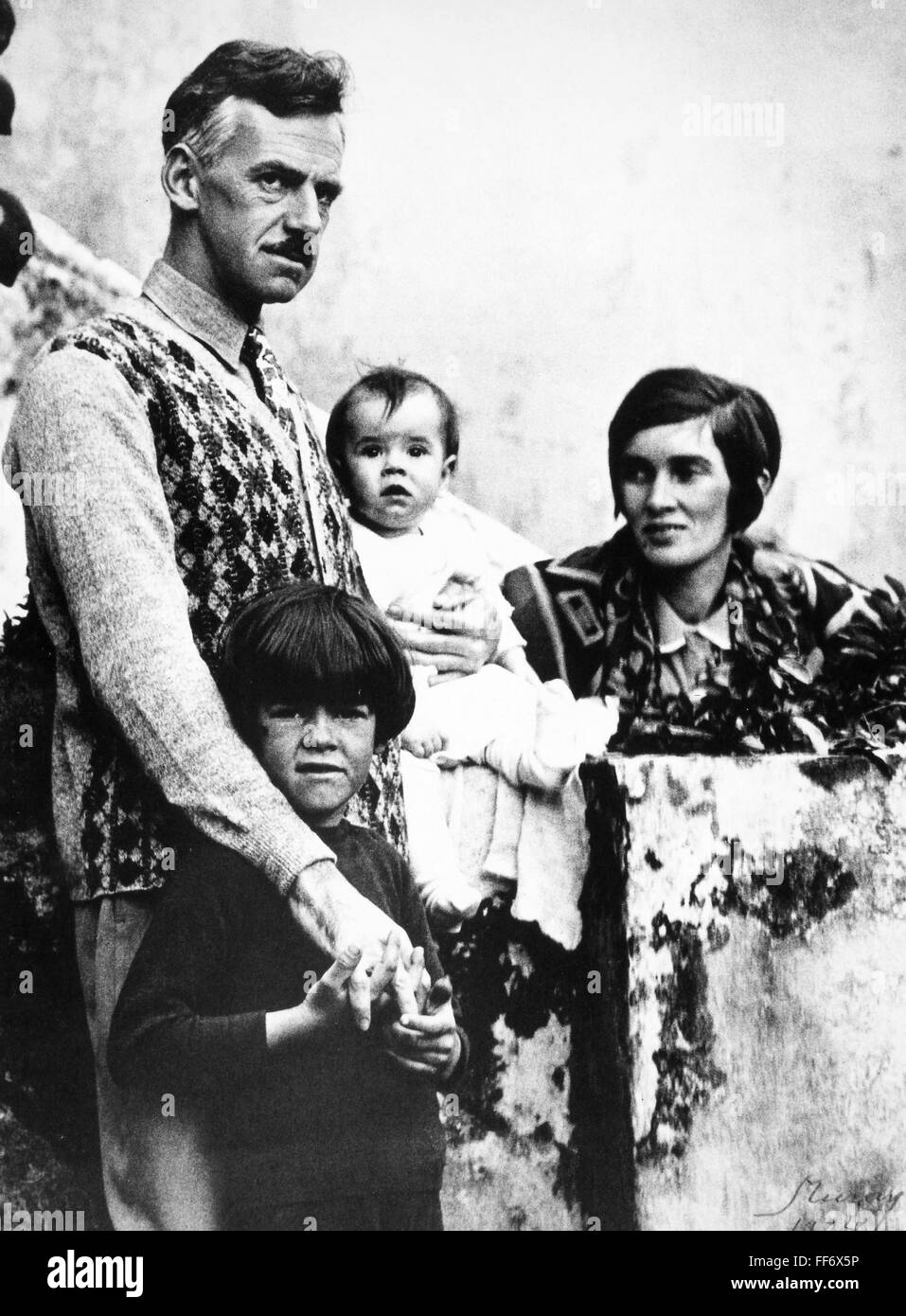 EUGENE O'NEILL (1888-1953). /NAmerican auteur dramatique. O'Neill en 1926,  photographié par Nickolas Muray, avec sa deuxième épouse, Agnès Boulton, bébé  fille Oona, et son fils Shane Photo Stock - Alamy