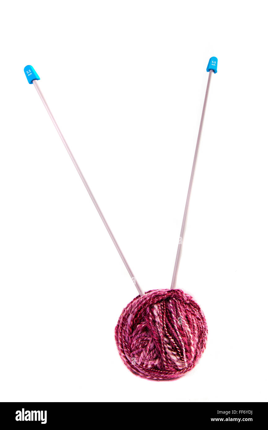 Balle de laine à tricoter aiguille tricot laine pour faire des vêtements propres découper découpe isolé sur fond blanc Banque D'Images