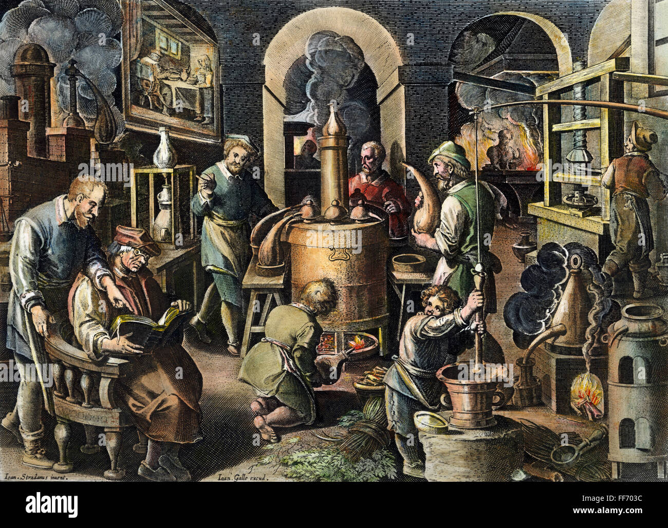 L'alchimie : laboratoire. /NAn alchimiste (assis à la gauche portant des lunettes) et ses assistants. Gravure sur cuivre couleur par Joan Galle après Stradanus (1523-1605). Banque D'Images