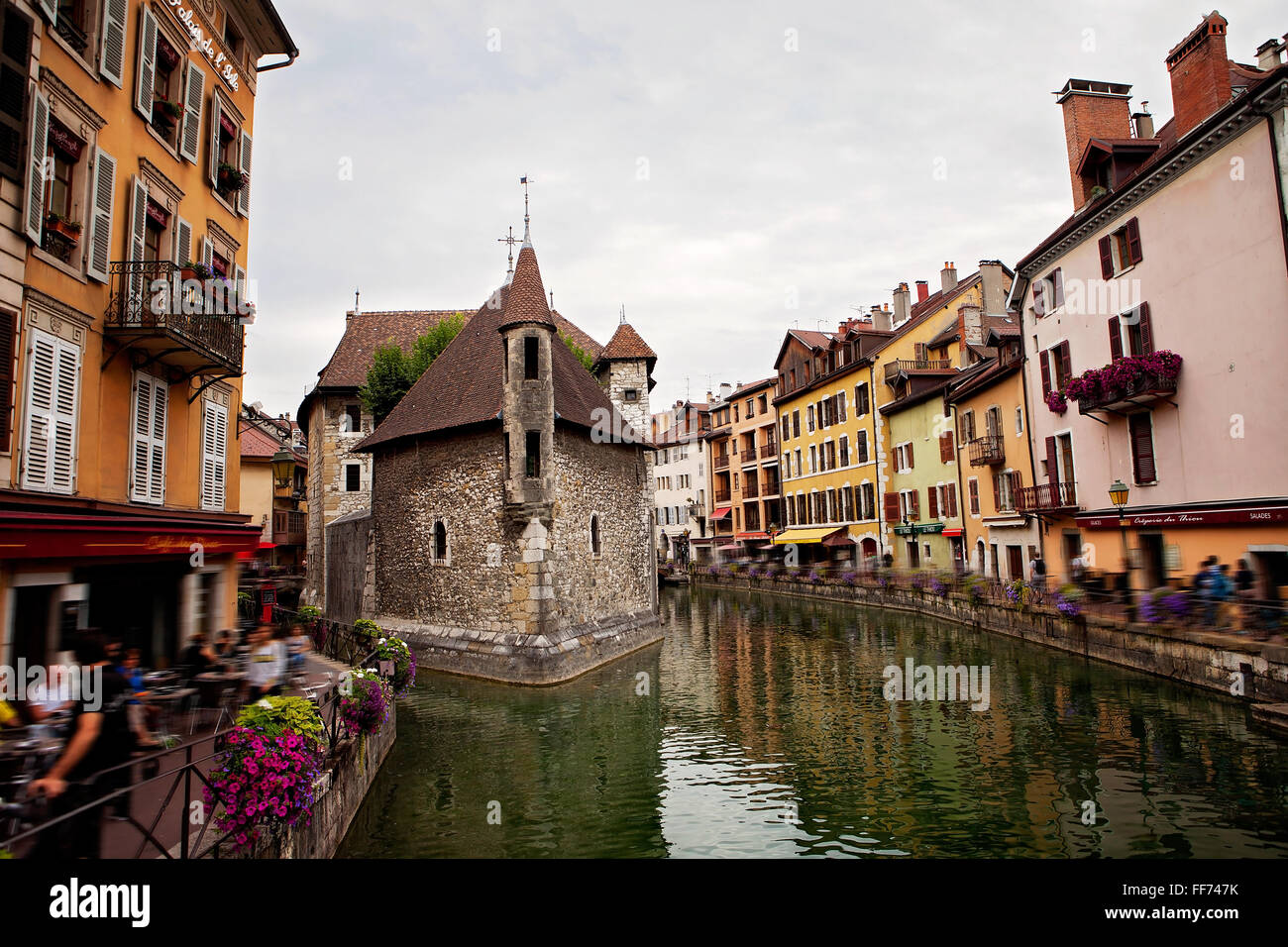 Palais de l'isle, belle place de la ville. Annecy est connu pour être appelé la Venise Française Banque D'Images