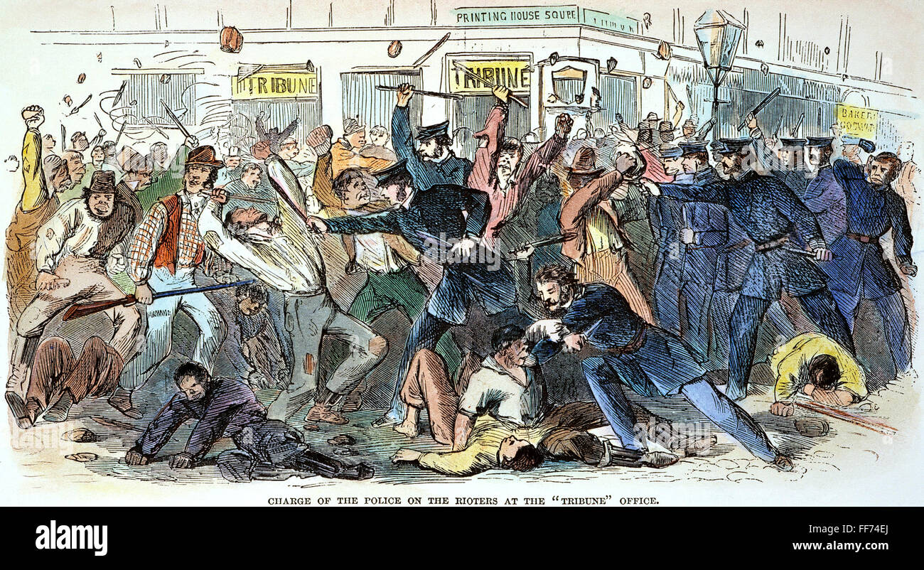 NEW YORK : projet d'émeutes. /NCharge de la police sur les émeutiers à la tribune bureau à Printing House Square pendant le projet de la ville de New York du 13 au 16 juillet 1863 Des émeutes : gravure couleur contemporaine. Banque D'Images
