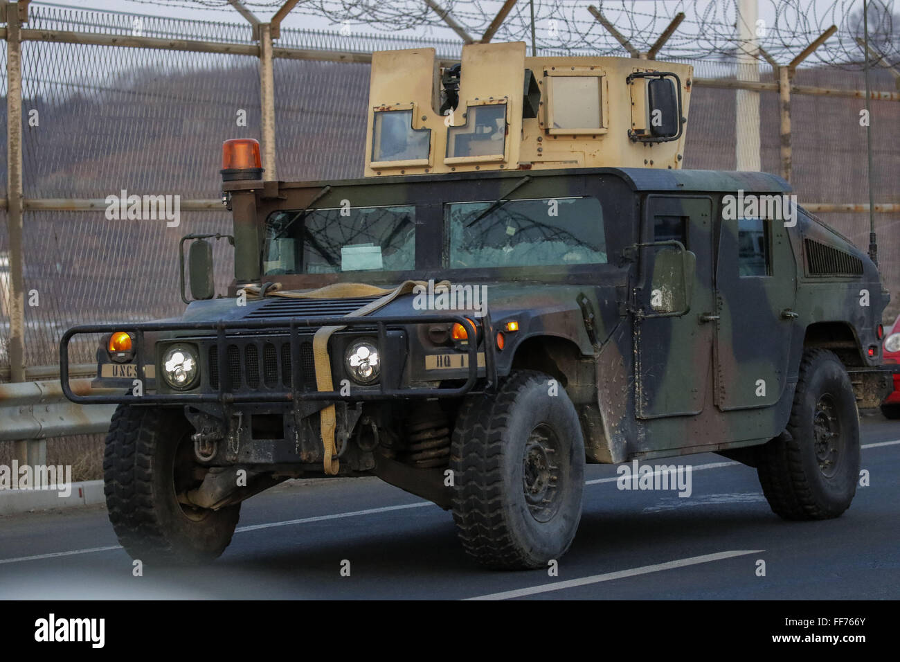 Paju, Seoul, Corée du Sud. Feb 11, 2016. Passto véhicule armé militaire américain, pont de l'unification qui mènent à la zone démilitarisée, à Paju, La Corée du Sud. La Corée du Sud a déclaré mercredi qu'il va arrêter un parc industriel conjoint avec la Corée du Nord en réponse à son récent lancement d'une fusée, accusant le nord de l'utilisation des devises fortes du parc de développer ses programmes nucléaire et balistique. Credit : Zuma Zuma Press/wire/Alamy Live News Banque D'Images
