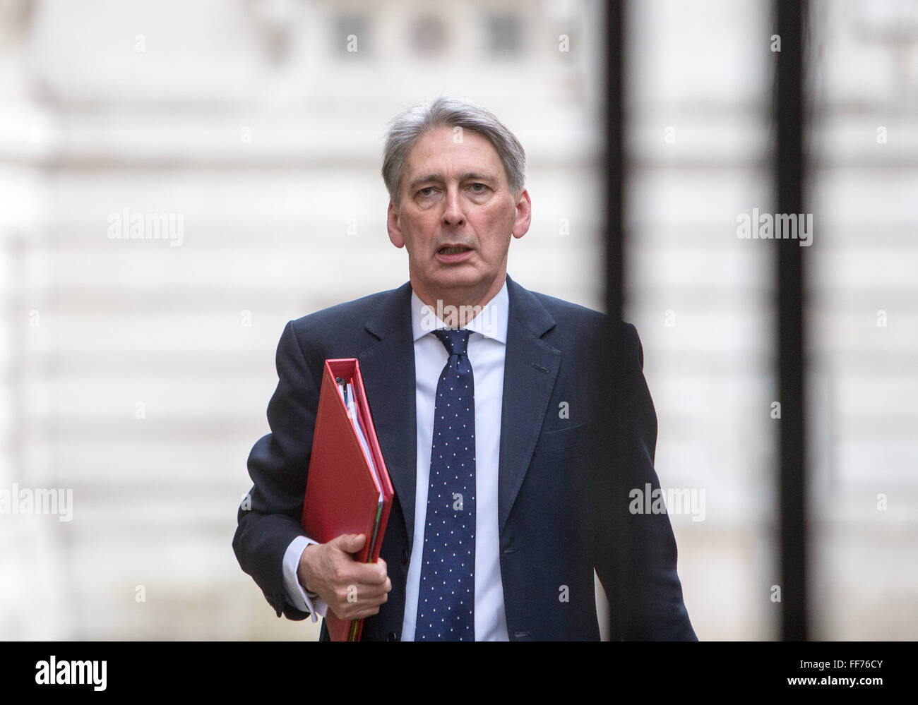 Philip Hammond,secrétaire d'État aux Affaires étrangères et du Commonwealth, arrive à Downing Street pour une réunion du Cabinet. Banque D'Images
