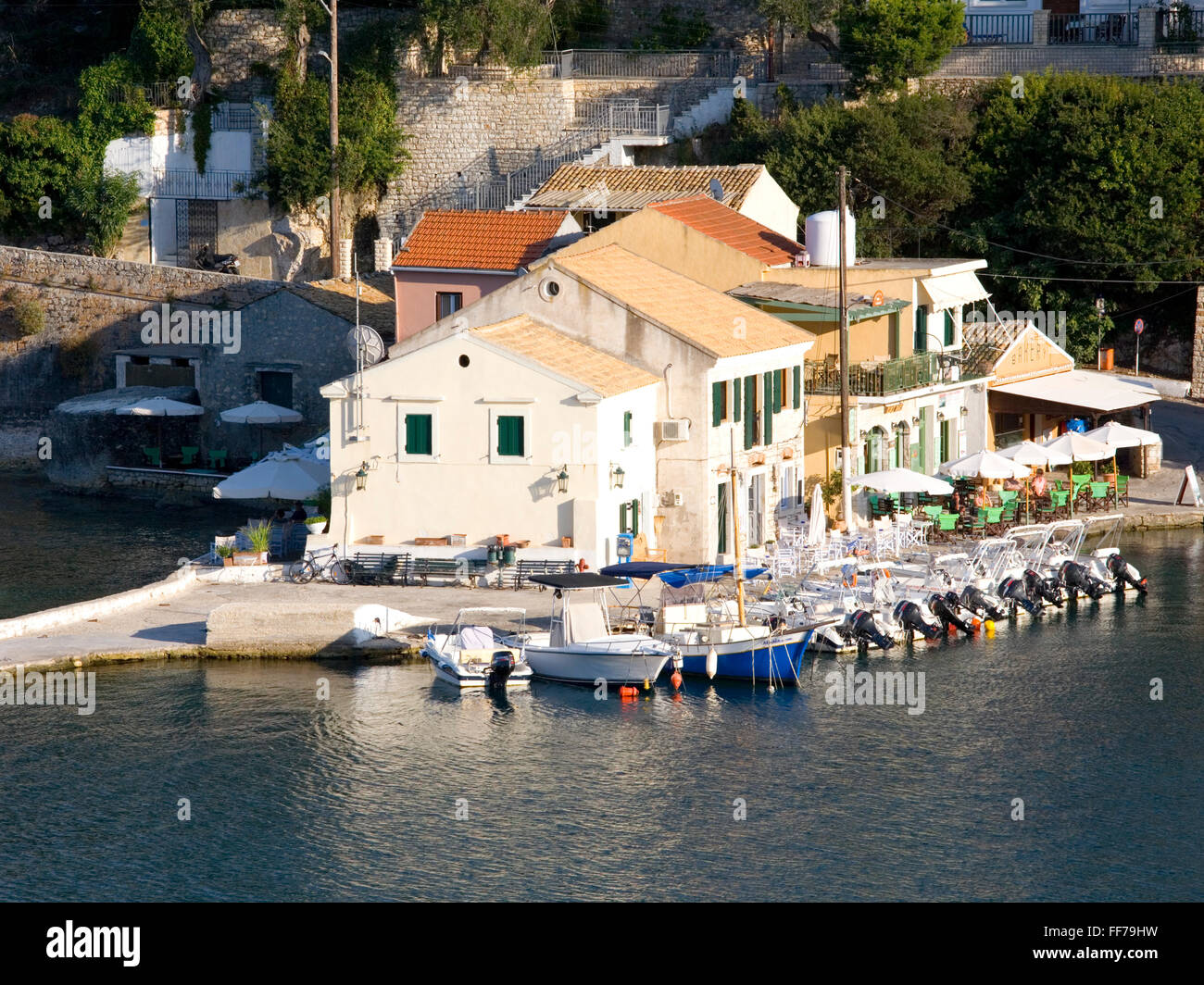 Loggos, Paxos, îles Ioniennes, Grèce. Vue sur le port depuis la colline. Banque D'Images