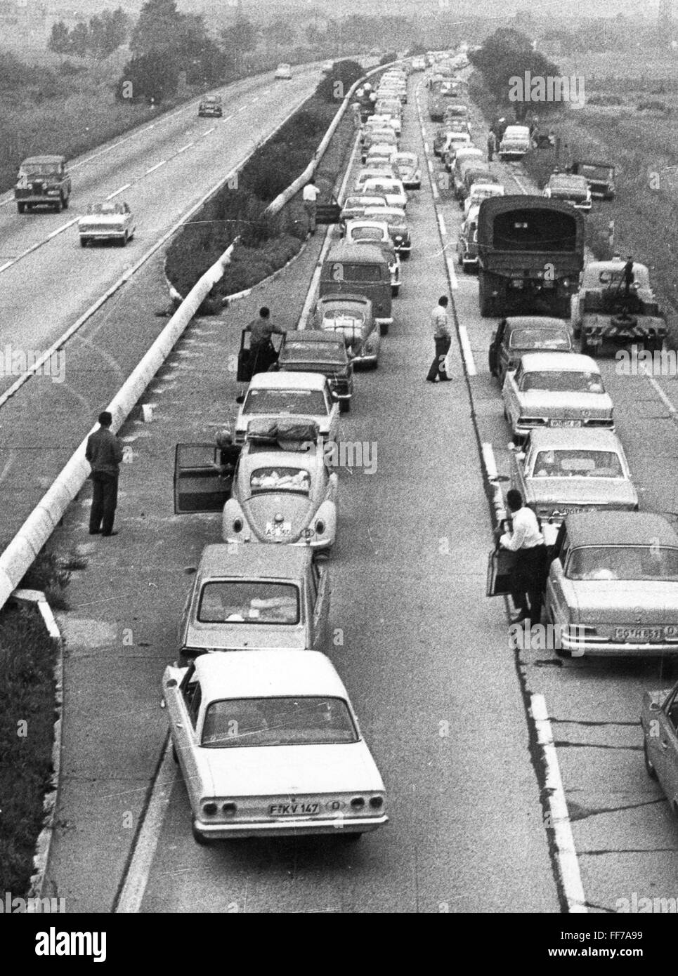 Transport / transport, rue, route, autoroute, embouteillage sur l'autoroute fédérale A 5 en raison d'une catastrophe naturelle en Autriche et du nord de l'Italie, années 1960, droits additionnels-Clearences-non disponible Banque D'Images