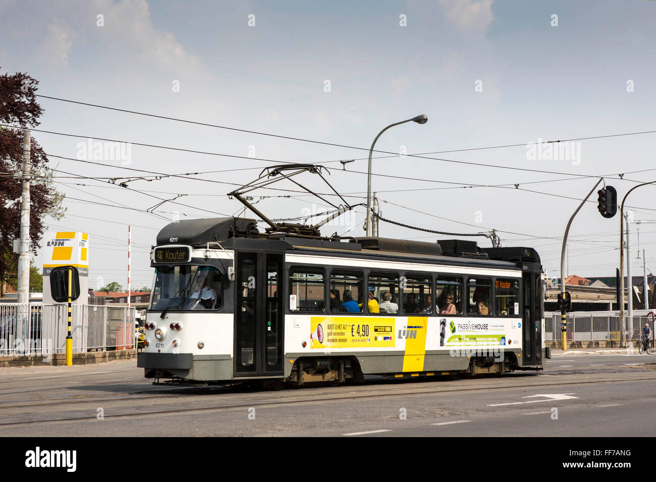 Les passagers de voyager un De Lijn le tramway électrique sur la route de Gand, Belgique. Les tramways ont été modernisés pour utiliser moins d'électricité et de devenir plus durable des transports publics. Banque D'Images