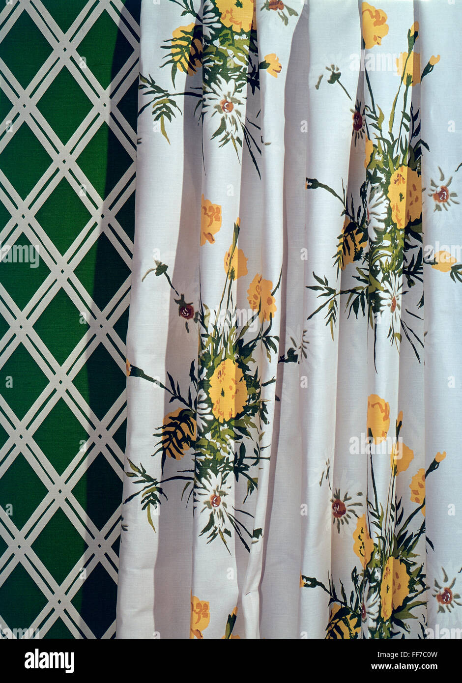Ameublement, rideau à motif floral devant le papier peint à motif losange, années 1970, droits supplémentaires-Clearences-non disponible Banque D'Images