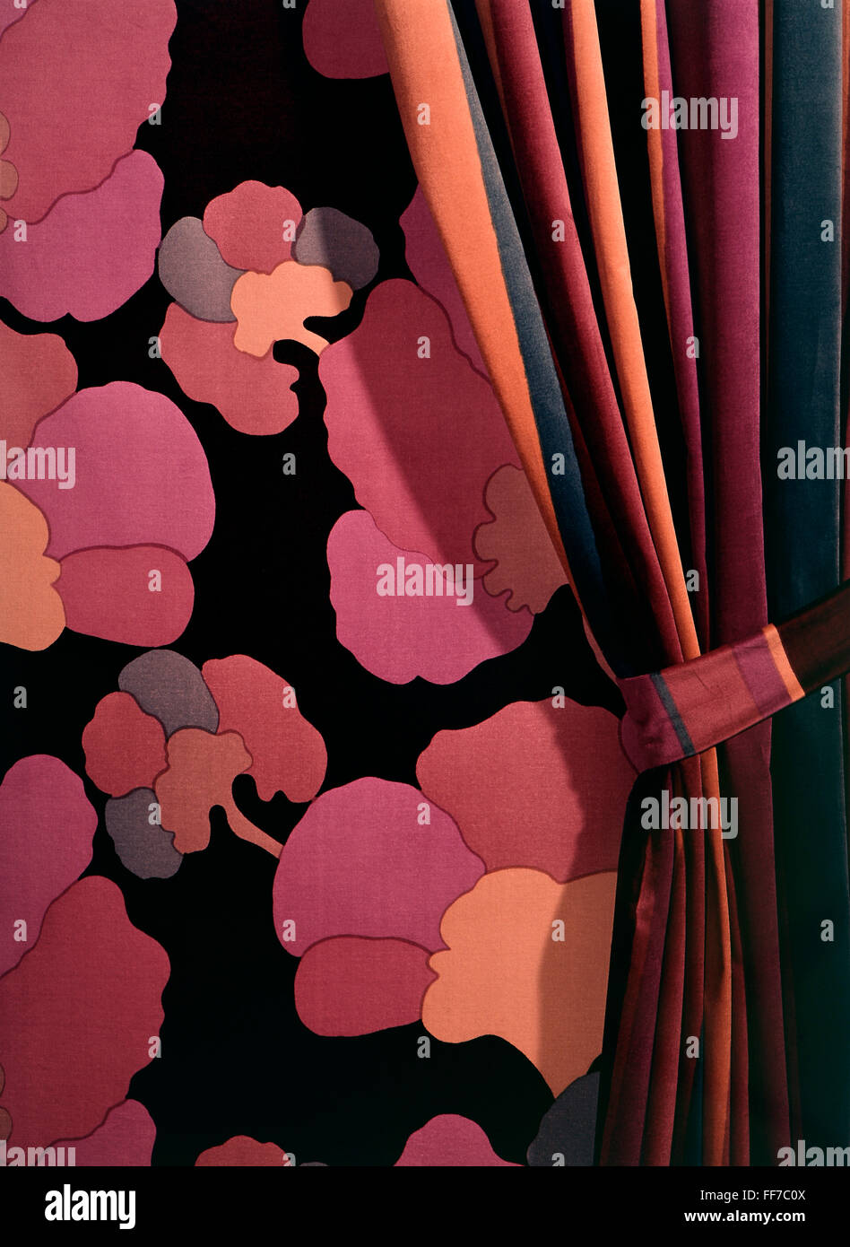 Ameublement, rideau devant le papier peint à motifs floraux, années 1970, droits supplémentaires-Clearences-non disponible Banque D'Images