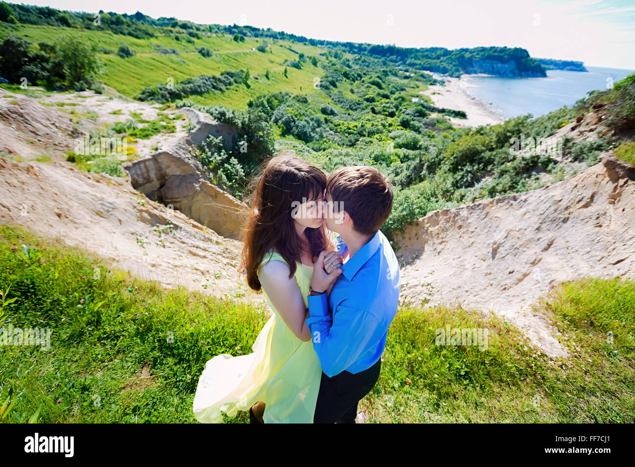 Une paire d'amants sur une falaise sur le fond de l'océan Banque D'Images