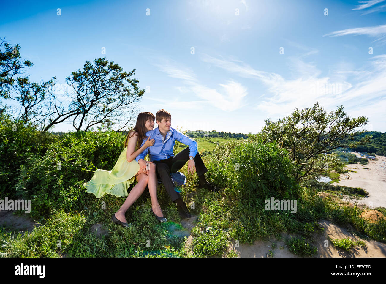 Une paire d'amants sur une falaise sur le fond de l'océan Banque D'Images