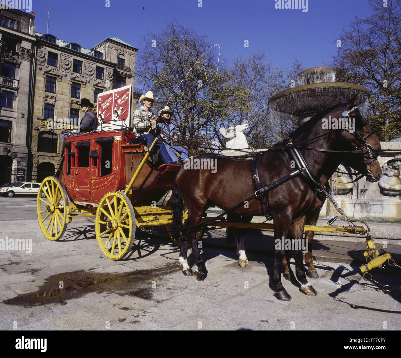 Transport / transport, autocar, courrier jaune laqué rouge, Wittelsbacher Platz, Munich, Allemagne, années 1980, , droits supplémentaires-Clearences-non disponible Banque D'Images