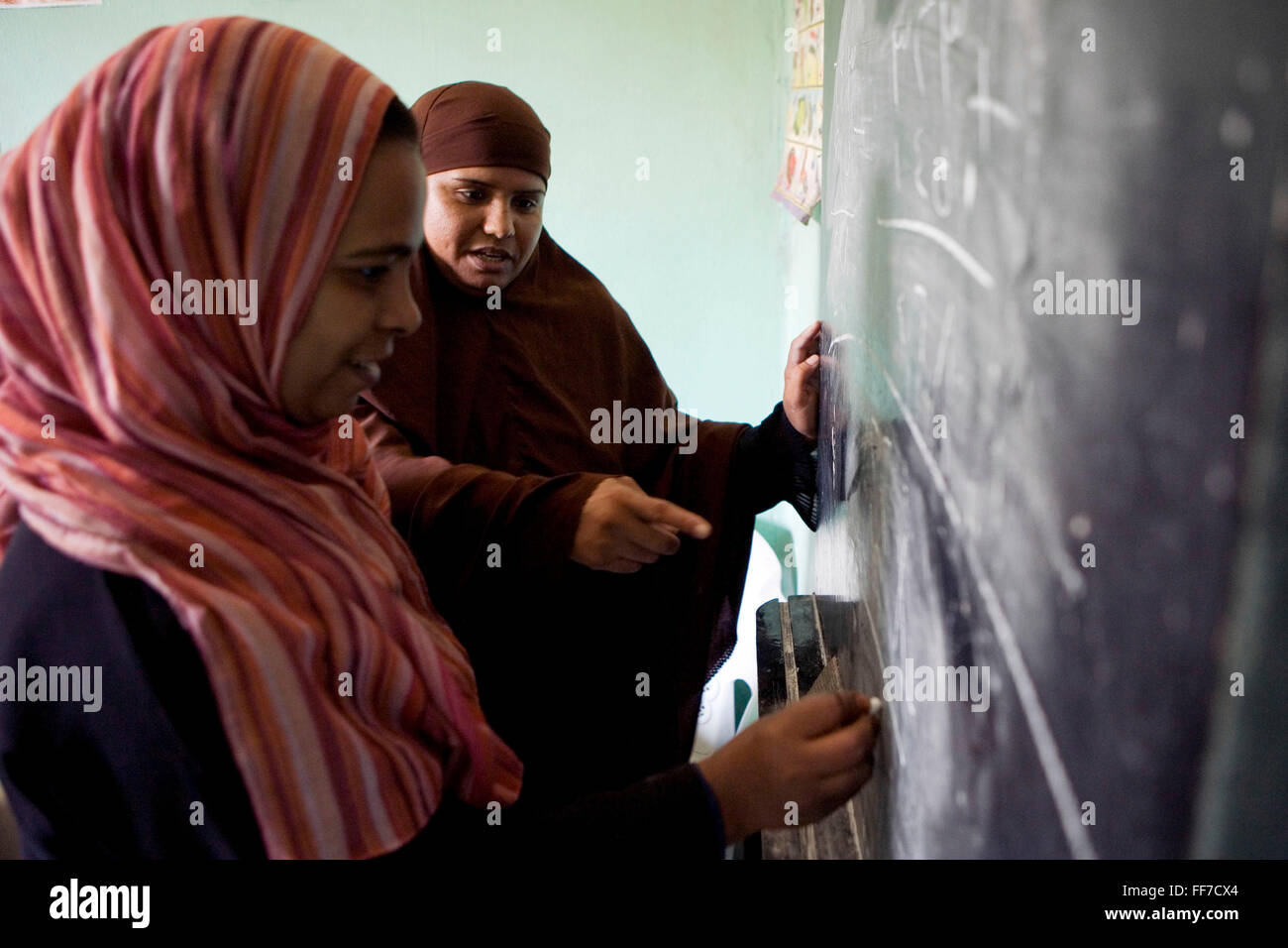 Les femmes apprennent de nouvelles compétences grâce à un programme, l'NHASD en Egypte. Elles sont enseignées la formation professionnelle et des aptitudes pratiques, telles que, la cuisson, l'enseignement et de la menuiserie. Cela leur donne la chance de gagner de l'argent à l'avenir, ce qui est essentiel étant donné que la pauvreté est de plus en plus répandue dans les zones rurales de Haute Égypte, et en particulier et parmi les ménages dirigés par des femmes. Banque D'Images