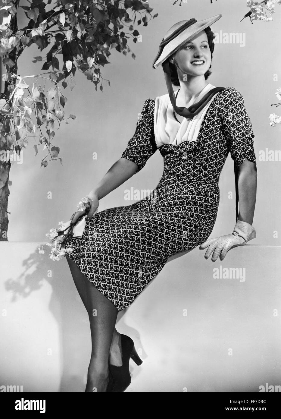 Woman summer dress 1940s Banque de photographies et d'images à haute  résolution - Alamy