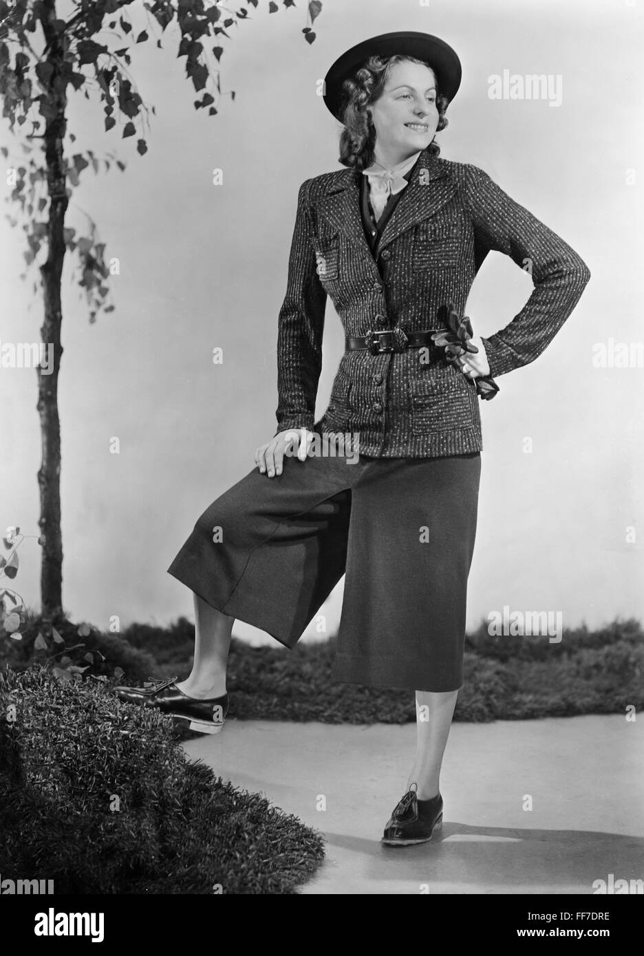 Mode, années 1930, femme en costume de femme avec jupe-culotte, vers 1940,  droits additionnels-Clearences-non disponible Photo Stock - Alamy
