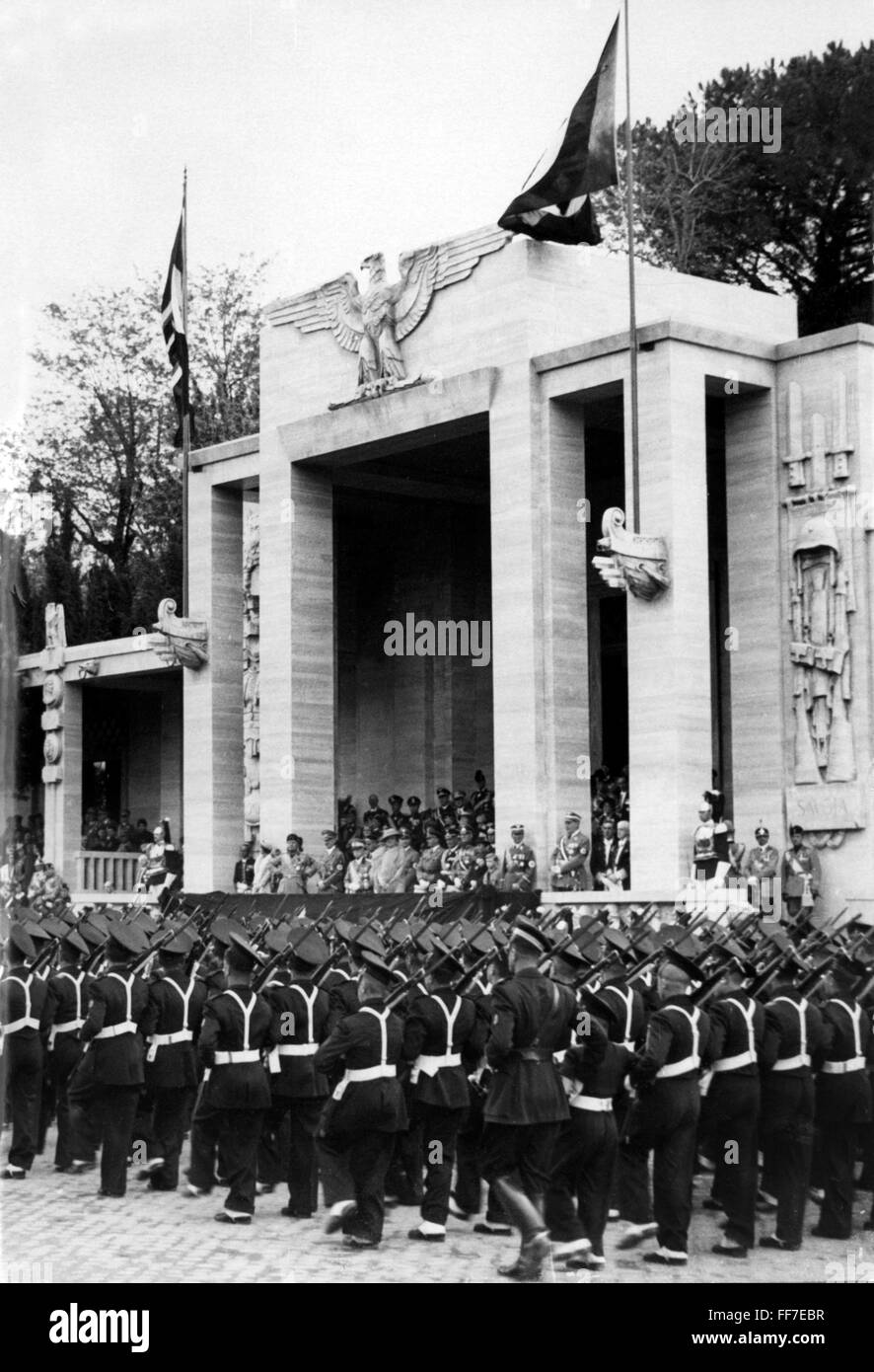 Nazisme / National socialisme, politique, axe Rome-Berlin, visite du Chancelier du Reich Adolf Hitler en Italie, défilé devant la boîte VIP, Rome, 6.5.1938, droits additionnels-Clearences-non disponible Banque D'Images
