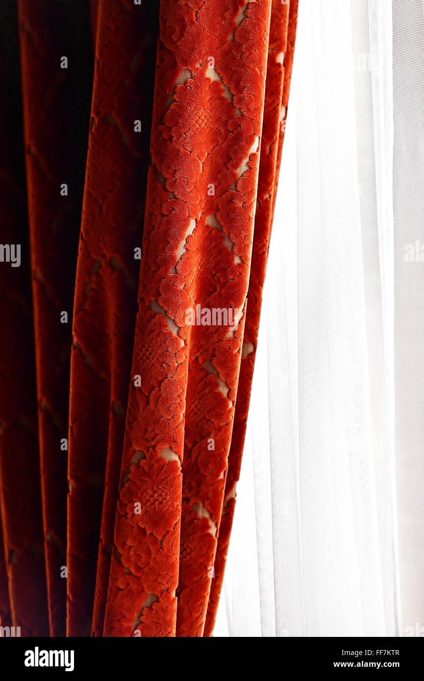 Tissu drapé rouge Banque de photographies et d’images à haute ...