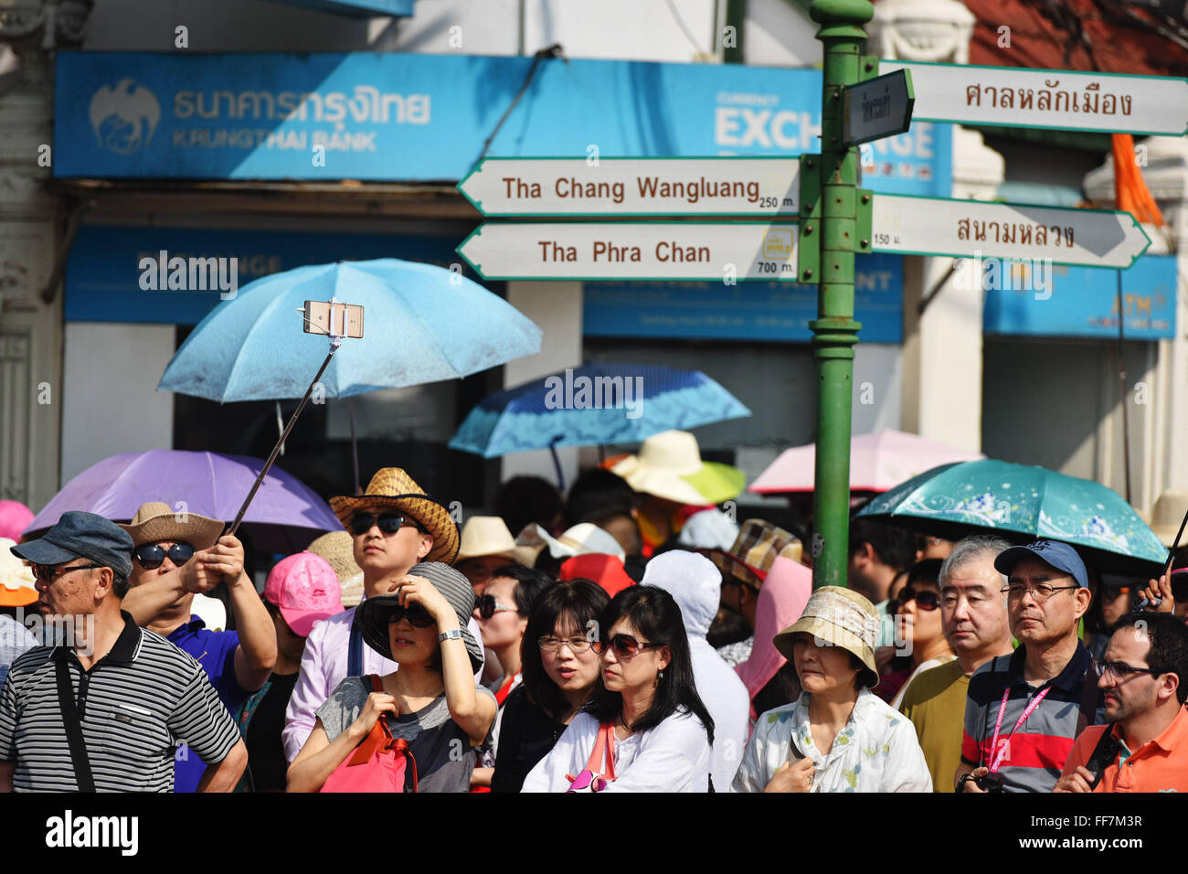 Bangkok, Thaïlande. Feb 11, 2016. Les touristes d'attendre à un carrefour en face du Grand Palais à Bangkok, Thaïlande, le 11 février 2016. L'Autorité du Tourisme de Thaïlande (TAT) a prédit que le pays va attirer 1,01 millions de touristes étrangers et d'atteindre un chiffre d'affaires tourisme de 29,92 milliards de baht (environ 850 millions de dollars américains) du 6 février au 14 février. © Li Mangmang/Xinhua/Alamy Live News Banque D'Images
