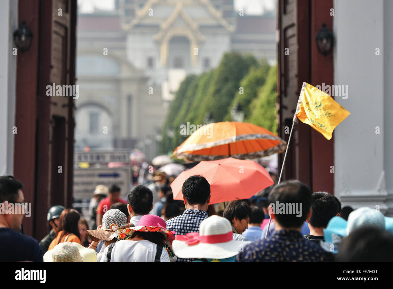 Bangkok, Thaïlande. Feb 11, 2016. Les touristes chinois entrer dans le Grand Palais à Bangkok, Thaïlande, le 11 février 2016. L'Autorité du Tourisme de Thaïlande (TAT) a prédit que le pays va attirer 1,01 millions de touristes étrangers et d'atteindre un chiffre d'affaires tourisme de 29,92 milliards de baht (environ 850 millions de dollars américains) du 6 février au 14 février. © Li Mangmang/Xinhua/Alamy Live News Banque D'Images