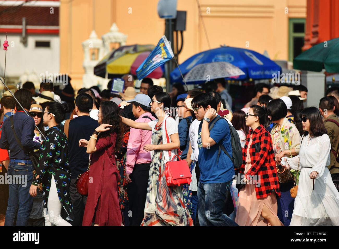 Bangkok, Thaïlande. Feb 11, 2016. Les touristes chinois sont en route vers le Grand Palais à Bangkok, Thaïlande, le 11 février 2016. L'Autorité du Tourisme de Thaïlande (TAT) a prédit que le pays va attirer 1,01 millions de touristes étrangers et d'atteindre un chiffre d'affaires tourisme de 29,92 milliards de baht (environ 850 millions de dollars américains) du 6 février au 14 février. © Li Mangmang/Xinhua/Alamy Live News Banque D'Images